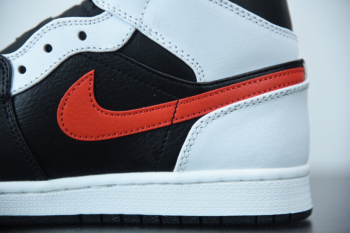G5 Jordan 1 Mid Black Chile Red White,554724-075
