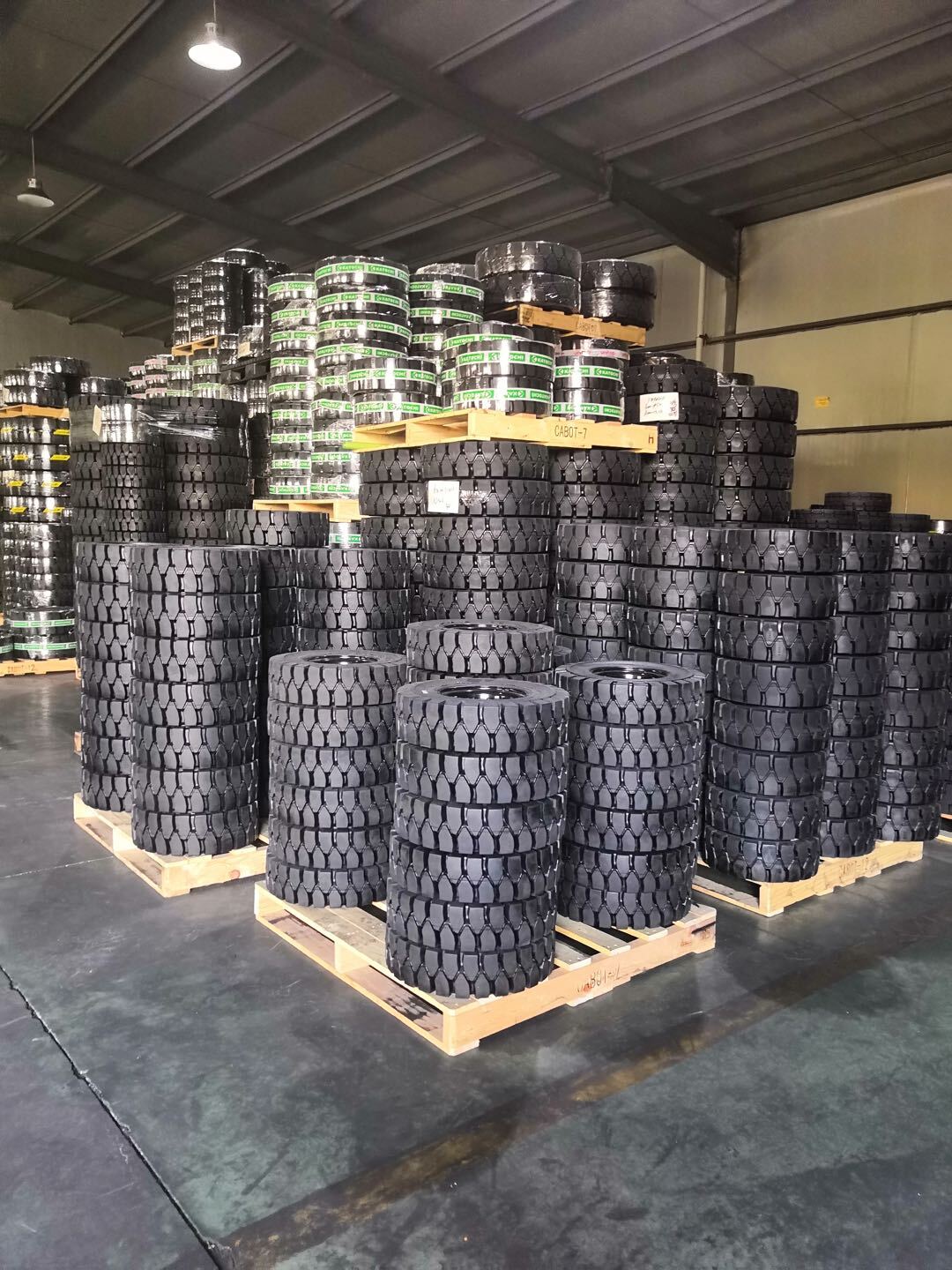 aircraft tow tractor solid loader tyres 40 x 16 x 30 press on solid tyre with rim for Airport Trailer