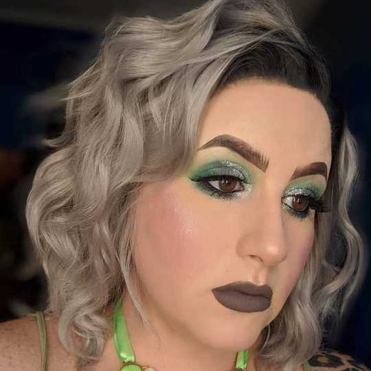 Grey with Dark Roots Shoulder-Length Wavy Wig Grey with Dark Roots Shoulder-Length Wavy Wig