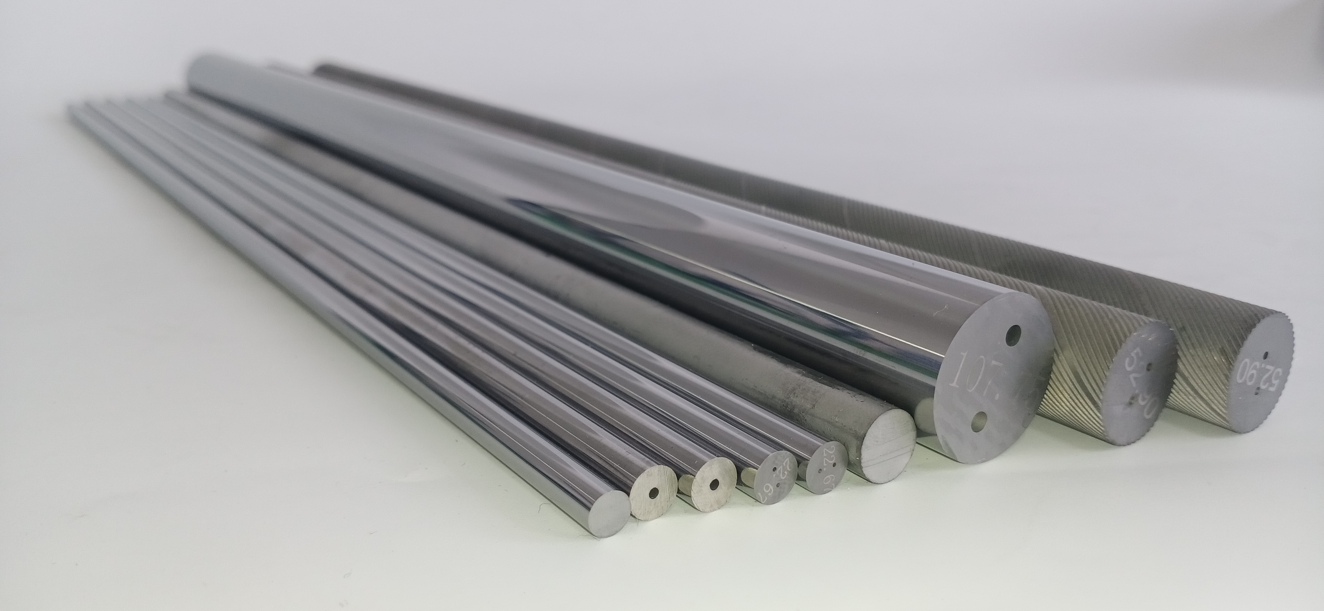 What are the main considerations for storing and handling carbide rods?