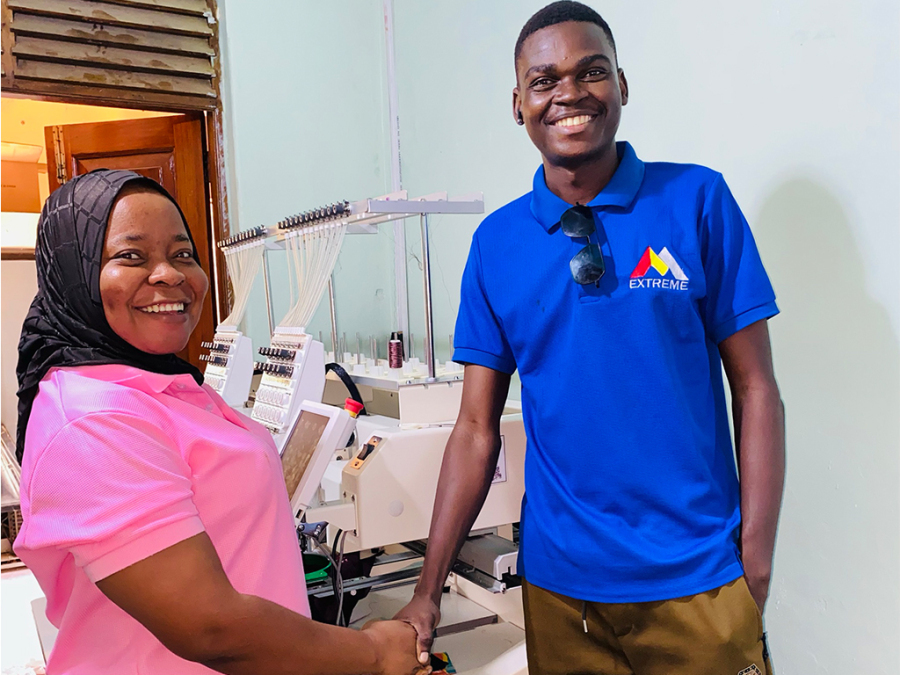 Professional services can touch people's hearts! Our company successfully installed the QM1202 embroidery machine for our customers.