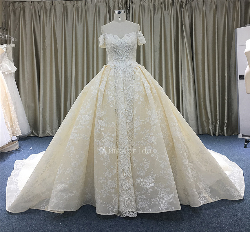 Ball Gown  V sweetheart neck off shoulder watteau Train lace over the Taiwan satin/classic wedding dress with beading/short sleeves/Appliques/zipper back