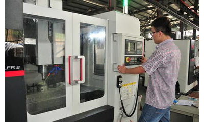 How to use a CNC machining center