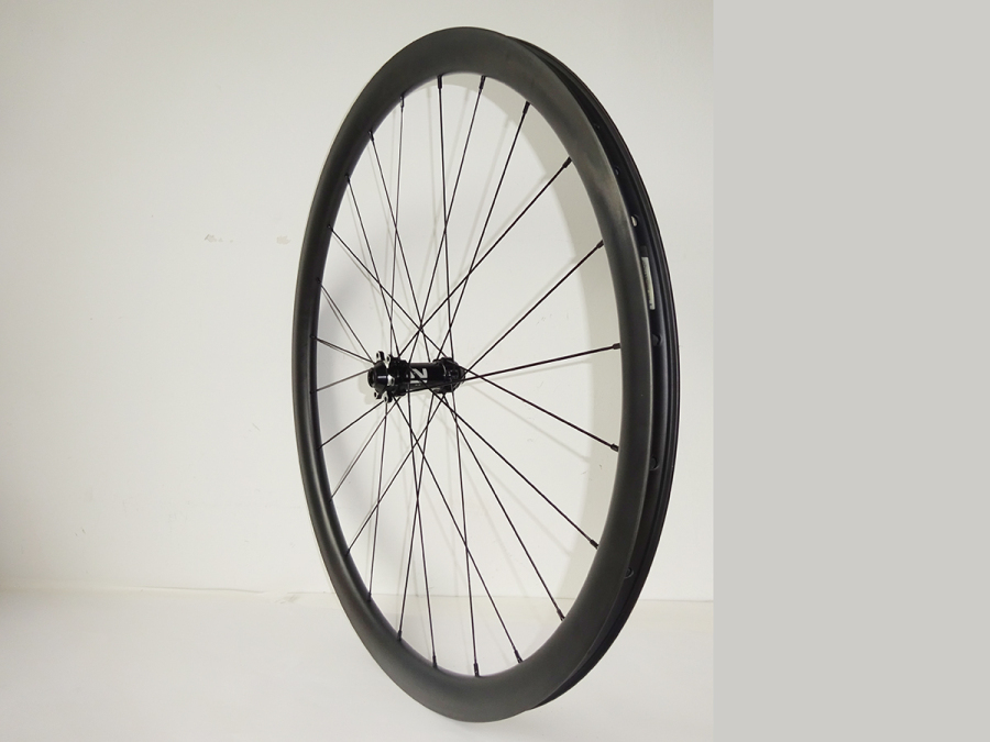 What is the difference between a carbon bike and an aluminum bike wheel?