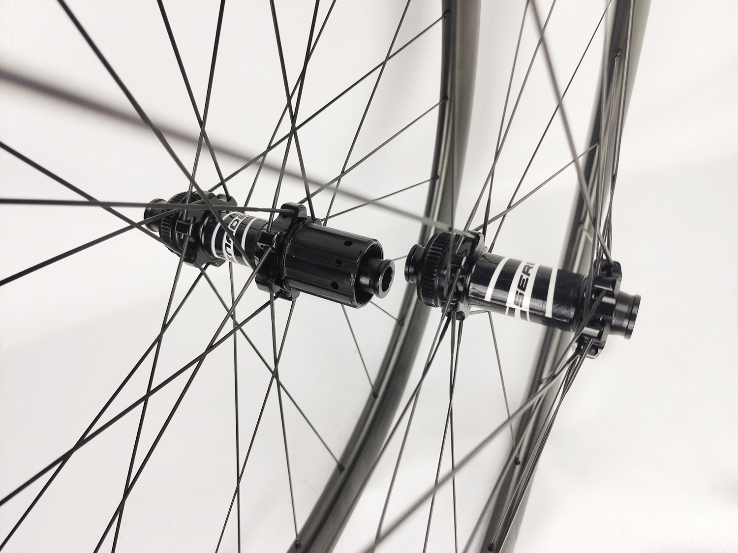 1330gr 40mm Carbon Road Bike Wheelset Clincher UD Paintless Rims Disc Brake Ratchet 36T Wheels SR032 hub 40 Carbon Fiber Road Bike Wheelset Symmetrical And Asymmetrical Rims