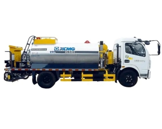 asphalt distributor truck