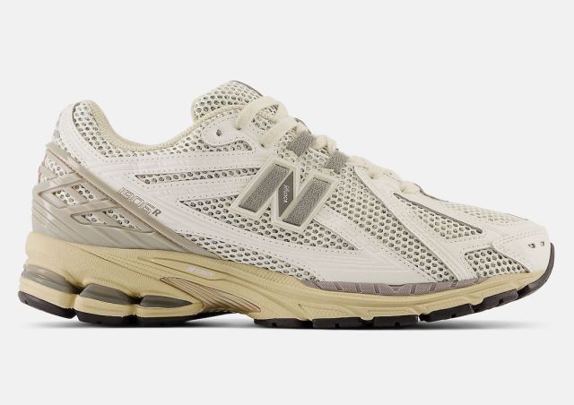 Monica Sneakers Tell You NEW BALANCE's 1906R comes in white and light tan tones