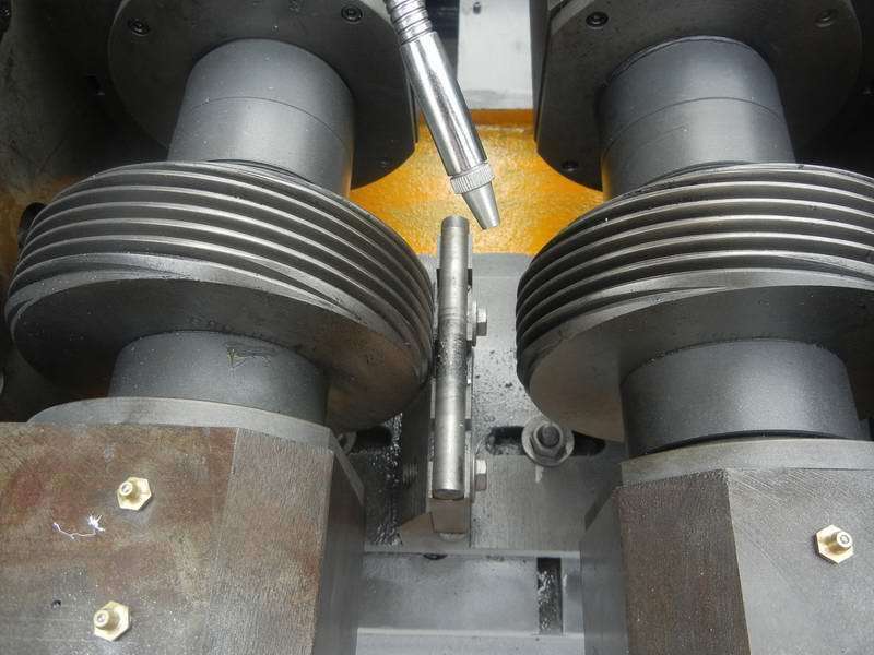 How does a thread rolling machine work?