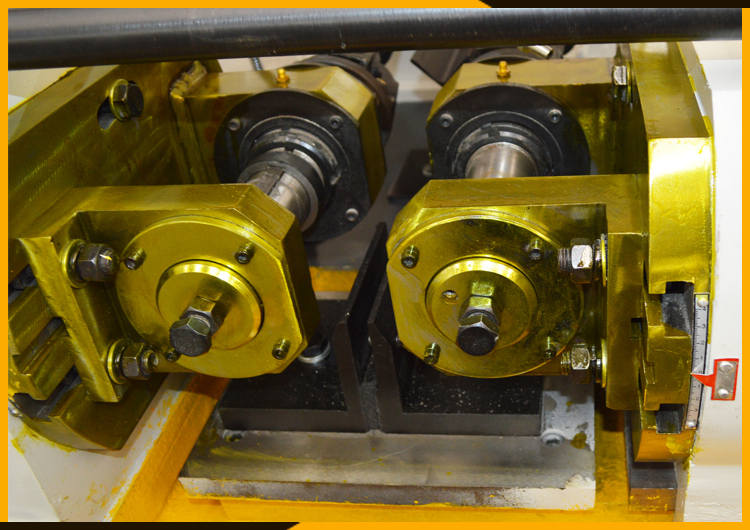 Can a thread rolling machine handle different thread types such as ACO, UNF, or NPT?