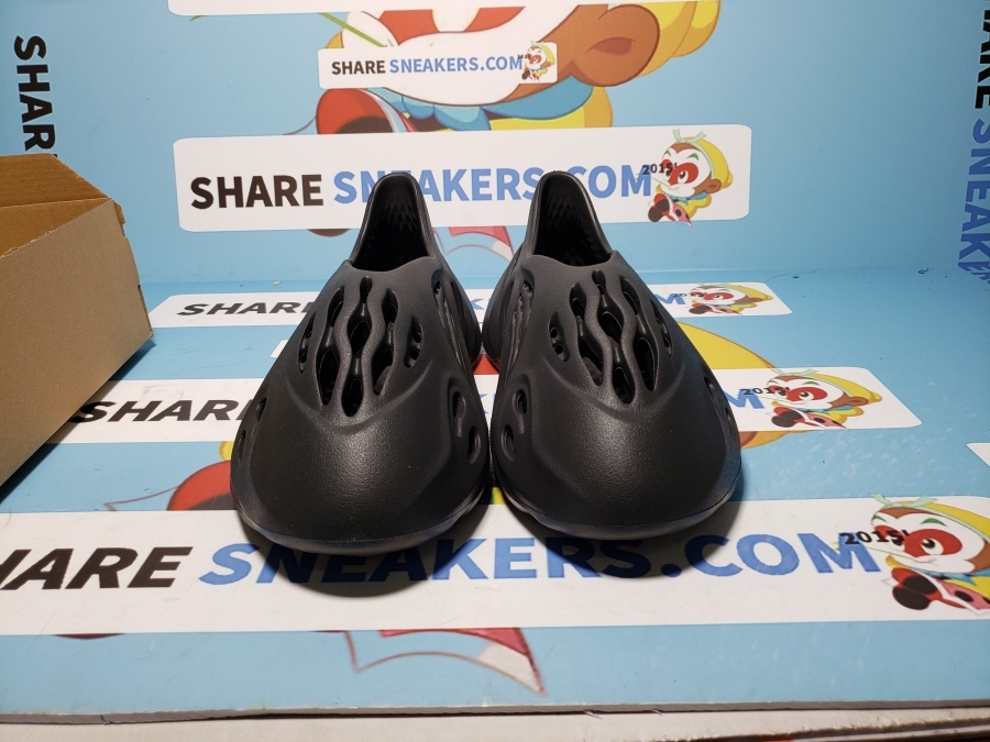 Boostmasterlin Yeezy Foam RNR Onyx, HP8739