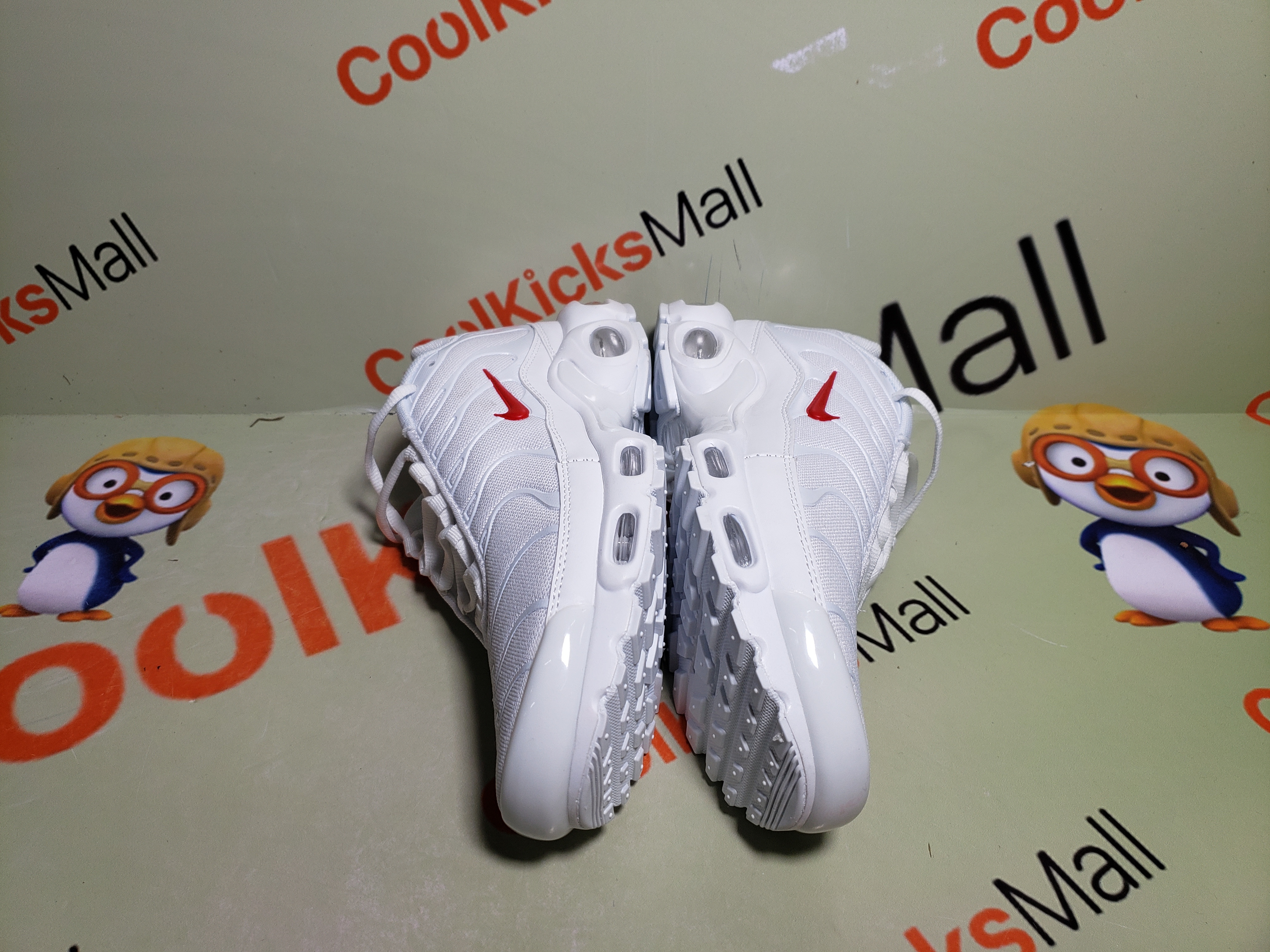 airmax plus supreme white