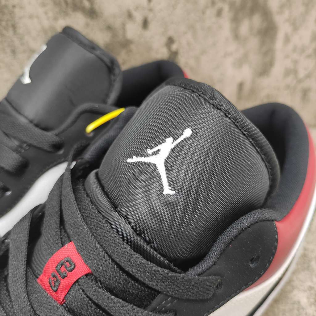  Air Jordan 1 Low Black Toe