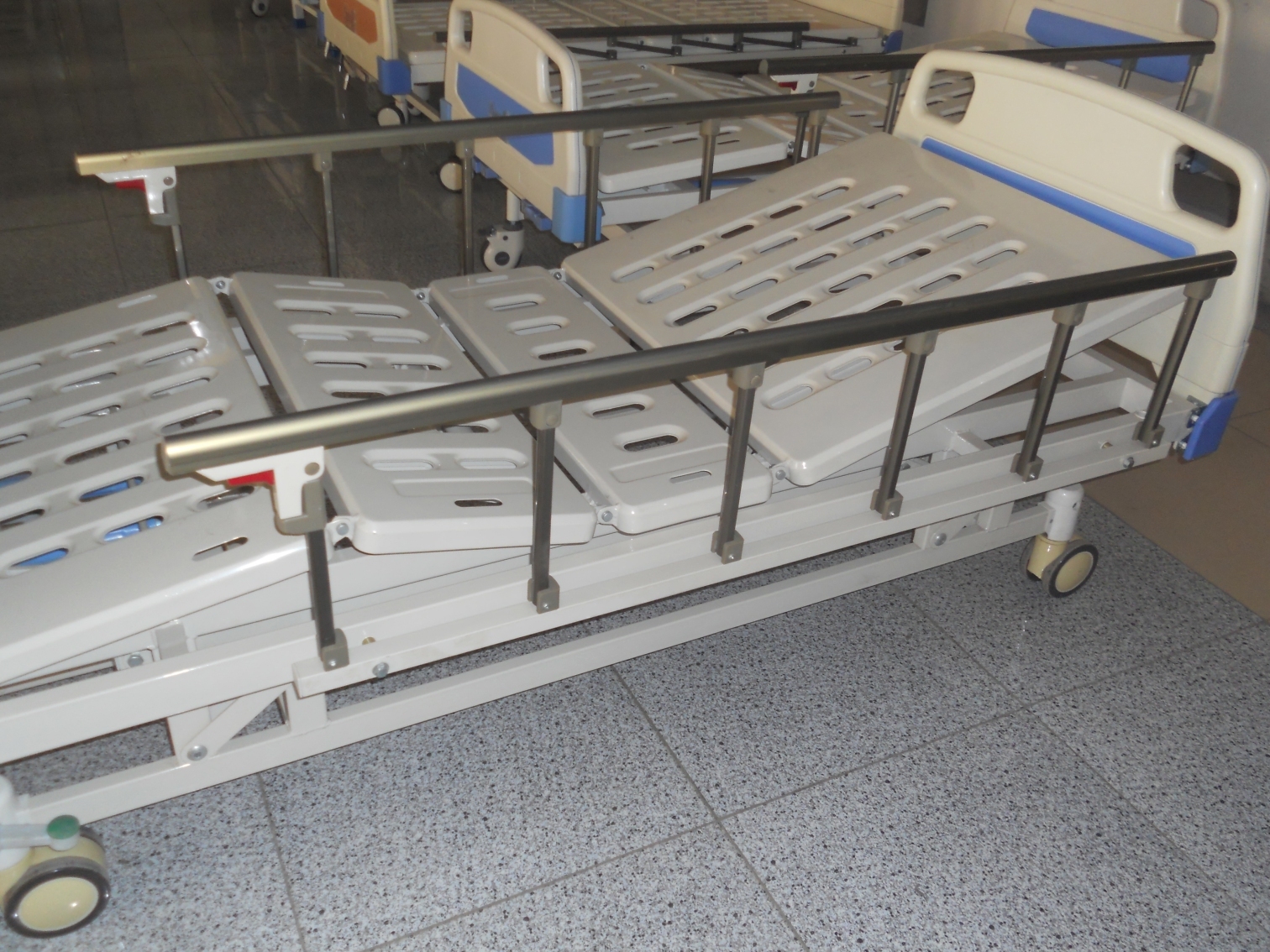 A13 Orthopedics Traction Bed with Two Leg Section and Aluminium Frame