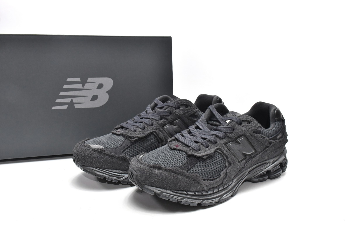 Få tak i New Balance 2002R BAPE Black fra de beste sneakerforhandlerne rundt om i verden
