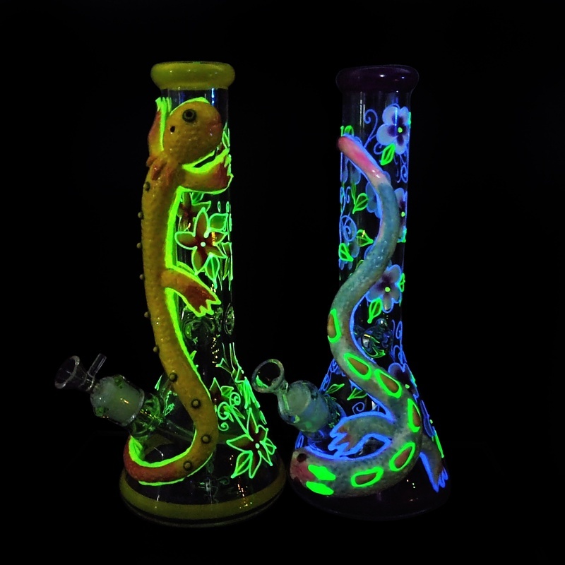 7mm Thickness 3D Lizard Handwork Glow In The Dark Beaker Bong