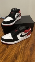 The picture online shows a different air Jordan 1 than to the one I got but it’s still excellent in terms of quality 