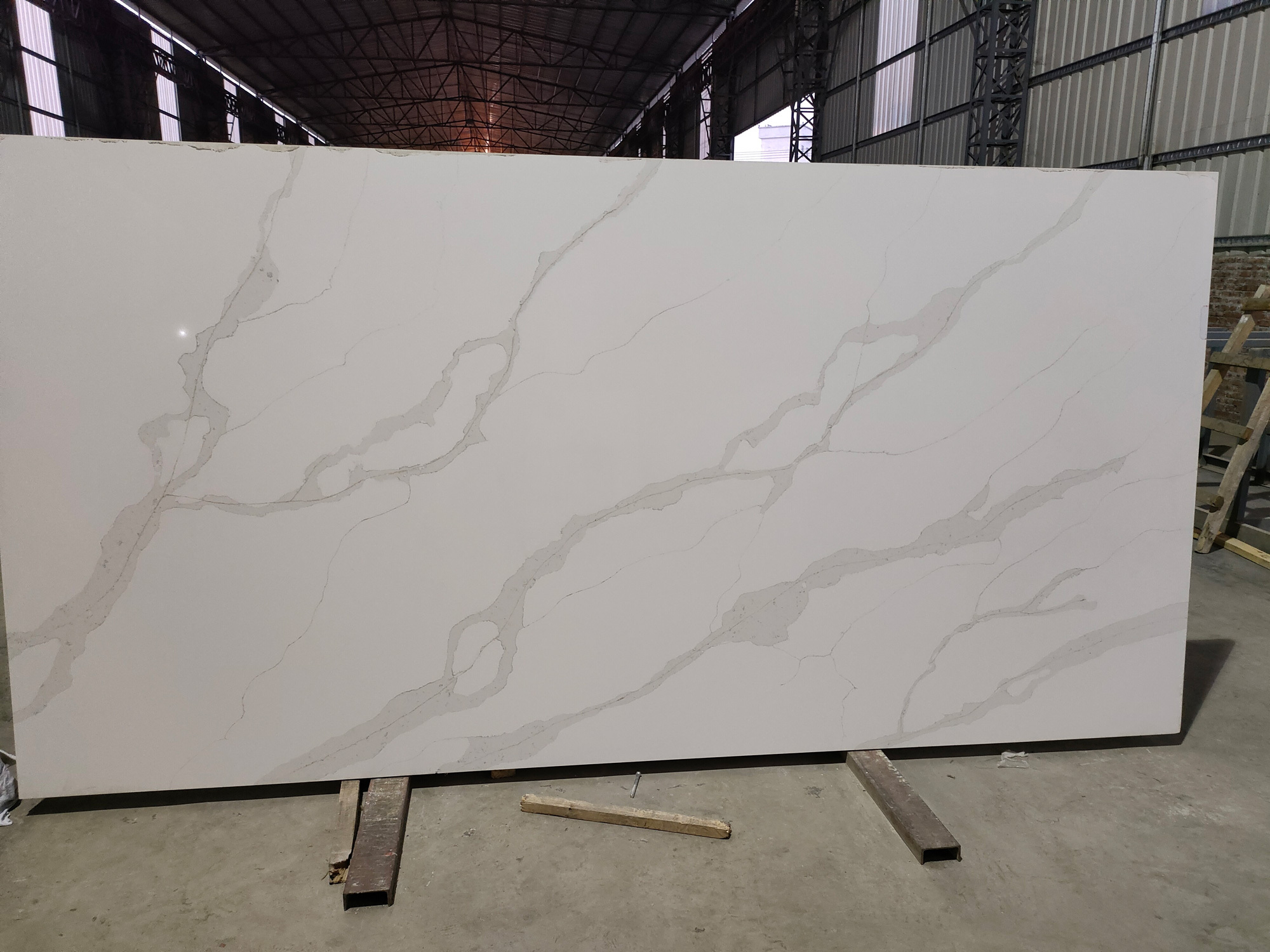 white quartz kitchen countertop