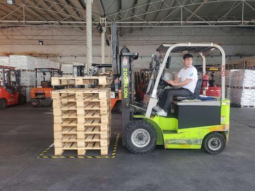 The Benefits of a Solid Forklift Tyre