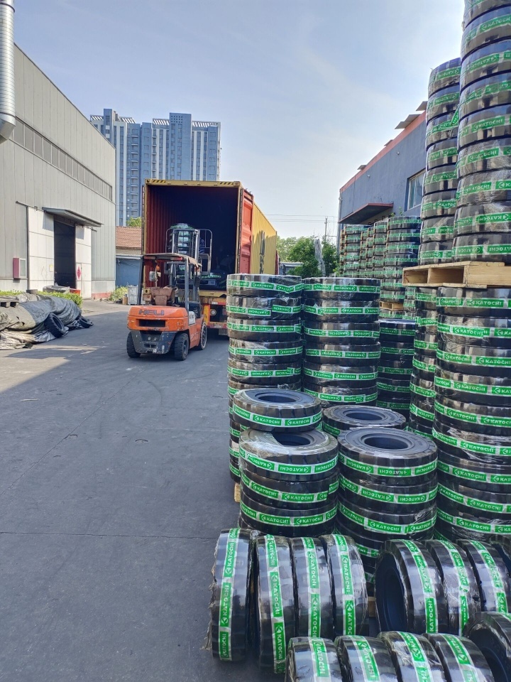 28*9-15 solid tyre for forklift with good quality for hot sale  