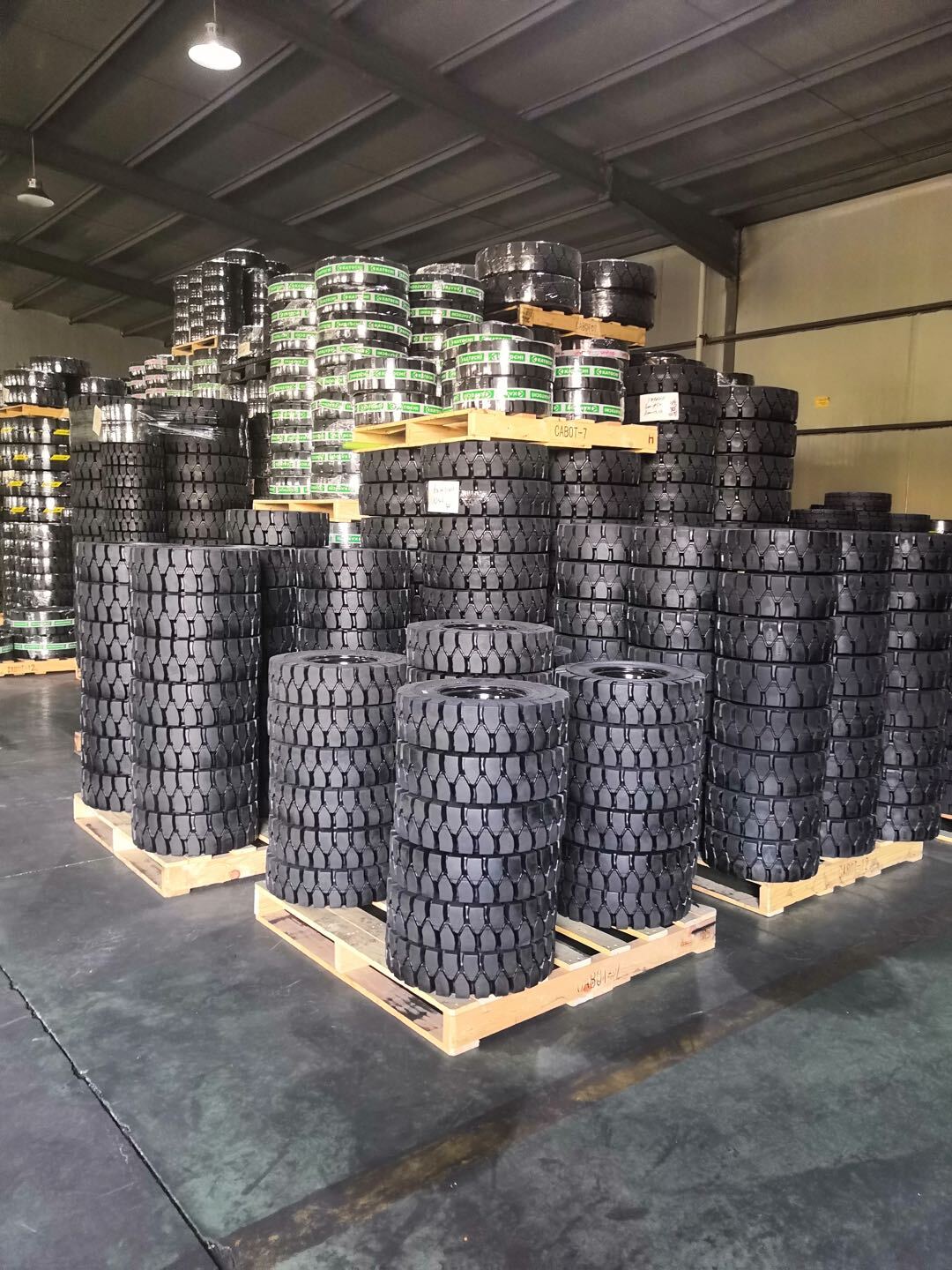 28*9-15 solid tyre for forklift with good quality for hot sale  