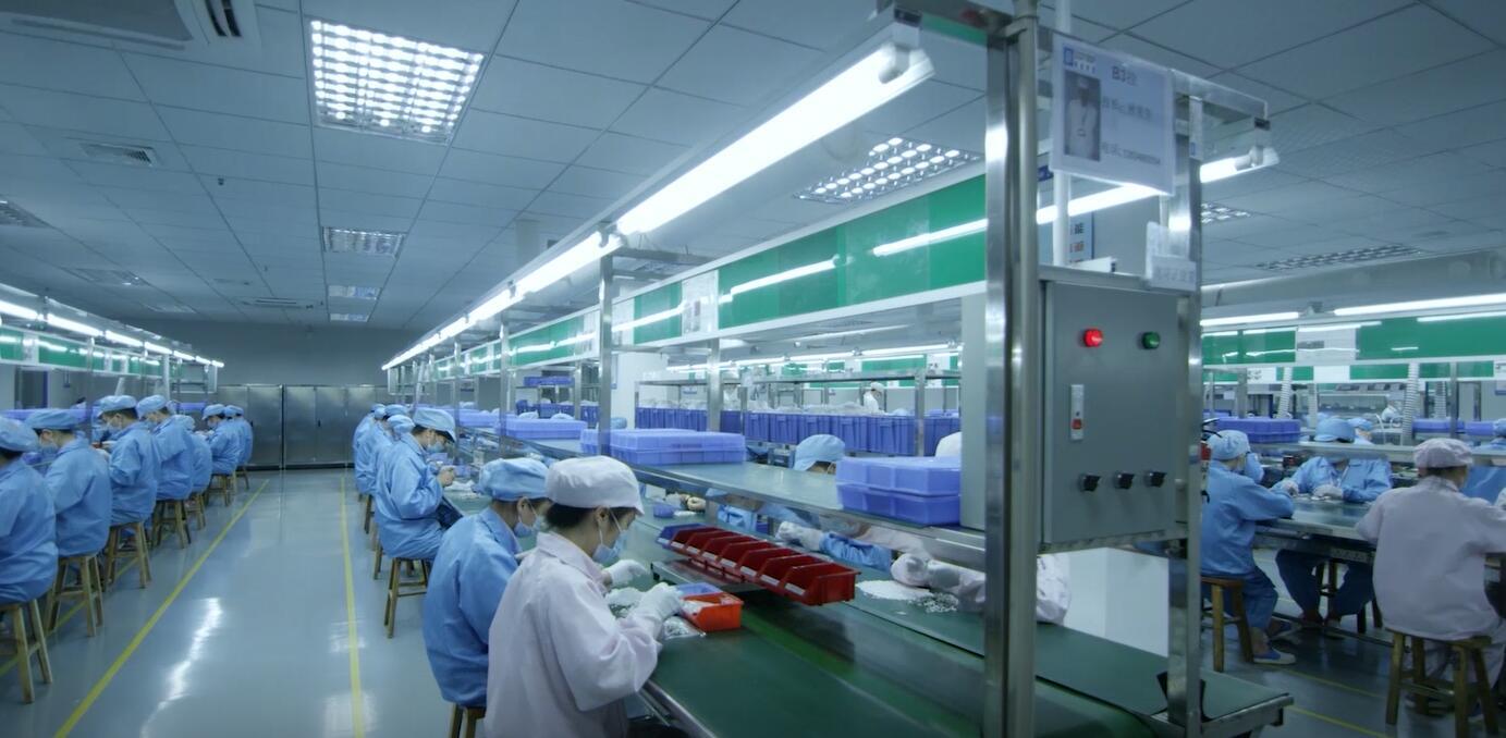 factory vape pens,Workers are manufacturing empty vape devices in an orderly manner, and the factory is clean and tidy.