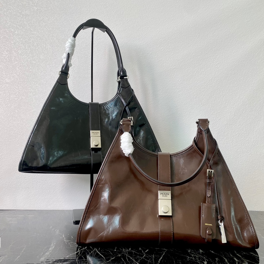 本日限定価格！　カード付　プラダ　メッセンジャー バッグ　三角ロゴ　ブラック PRADA プラダ メッセンジャーバッグ ショルダーバッグ ブラック