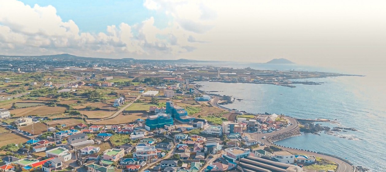 Coastal stone whispers, mud essence naturally formed - The micro-cement atmosphere revolution of the coastal guesthouses on Jeju Island 