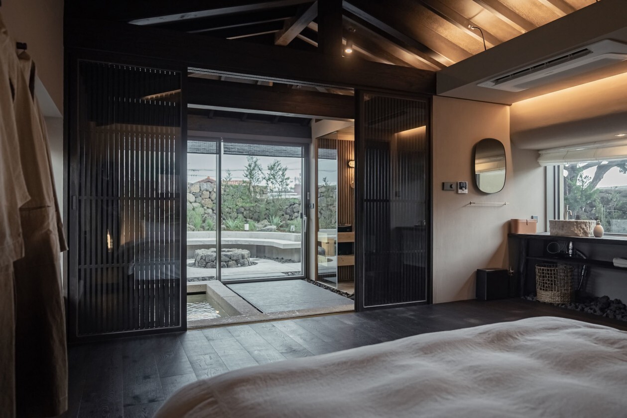 Coastal stone whispers, mud essence naturally formed - The micro-cement atmosphere revolution of the coastal guesthouses on Jeju Island 