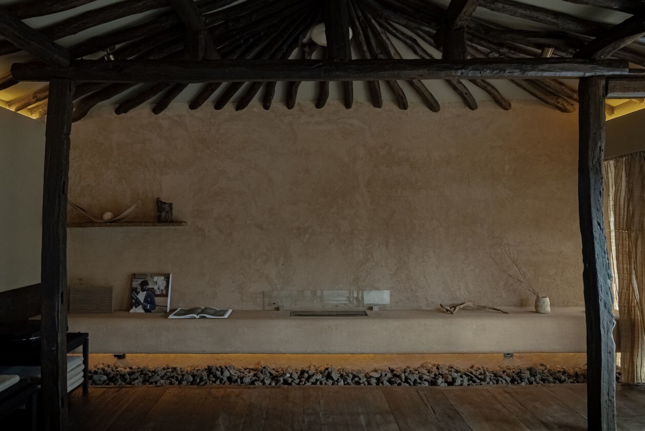 Coastal stone whispers, mud essence naturally formed - The micro-cement atmosphere revolution of the coastal guesthouses on Jeju Island 