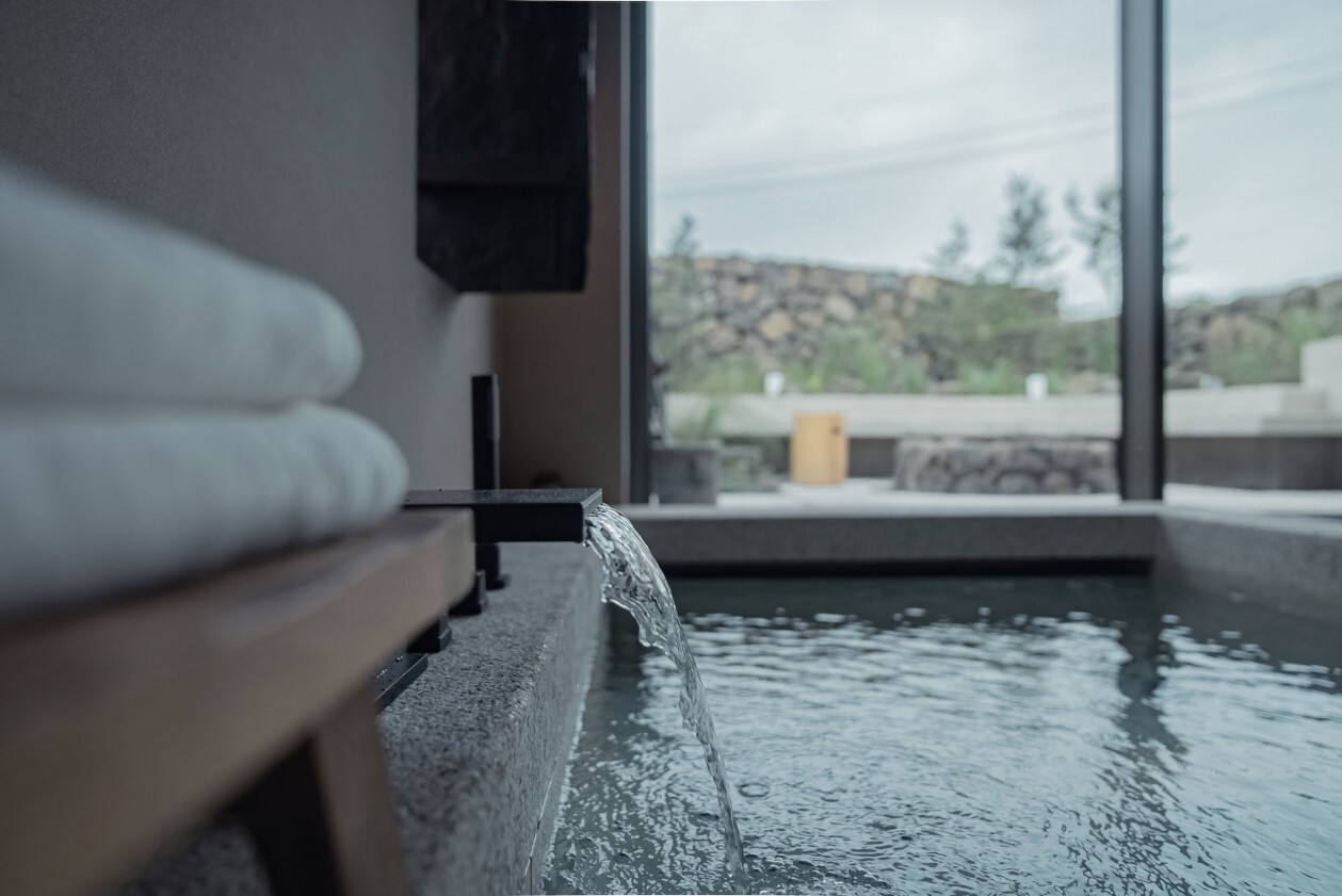 Coastal stone whispers, mud essence naturally formed - The micro-cement atmosphere revolution of the coastal guesthouses on Jeju Island 