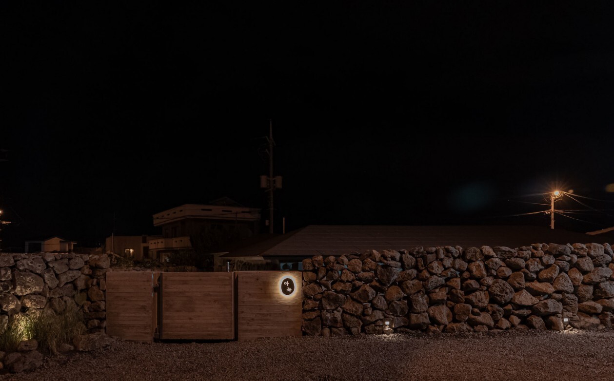 Coastal stone whispers, mud essence naturally formed - The micro-cement atmosphere revolution of the coastal guesthouses on Jeju Island 