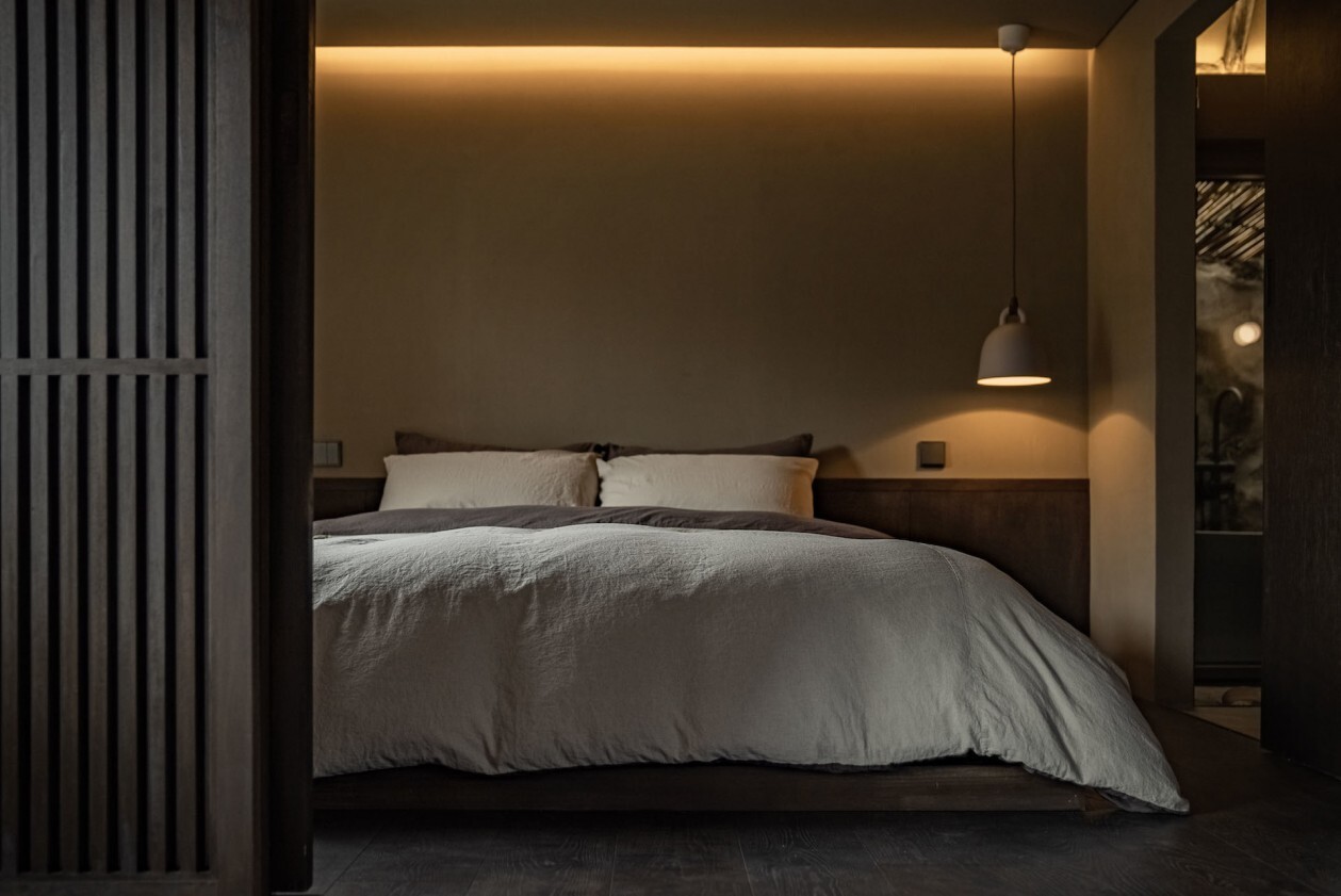 Coastal stone whispers, mud essence naturally formed - The micro-cement atmosphere revolution of the coastal guesthouses on Jeju Island 