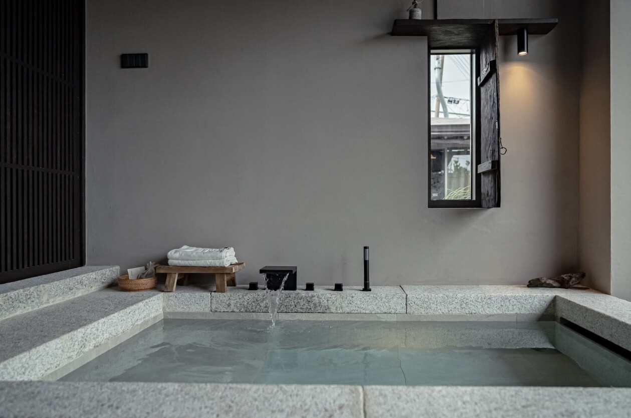 Coastal stone whispers, mud essence naturally formed - The micro-cement atmosphere revolution of the coastal guesthouses on Jeju Island 