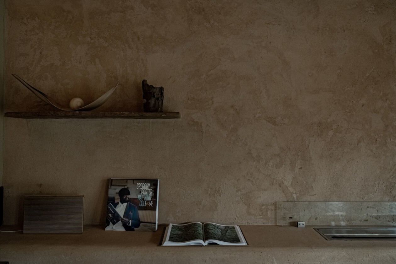 Coastal stone whispers, mud essence naturally formed - The micro-cement atmosphere revolution of the coastal guesthouses on Jeju Island 