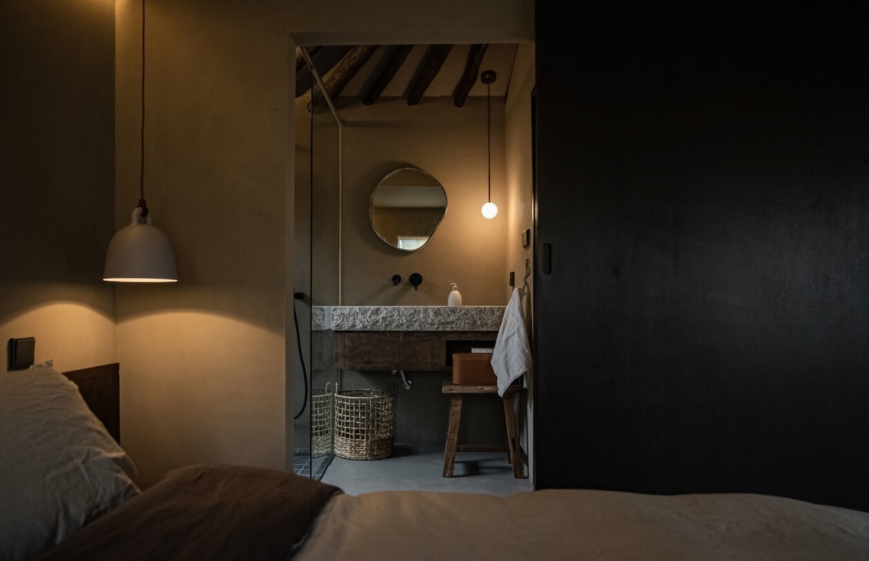 Coastal stone whispers, mud essence naturally formed - The micro-cement atmosphere revolution of the coastal guesthouses on Jeju Island 