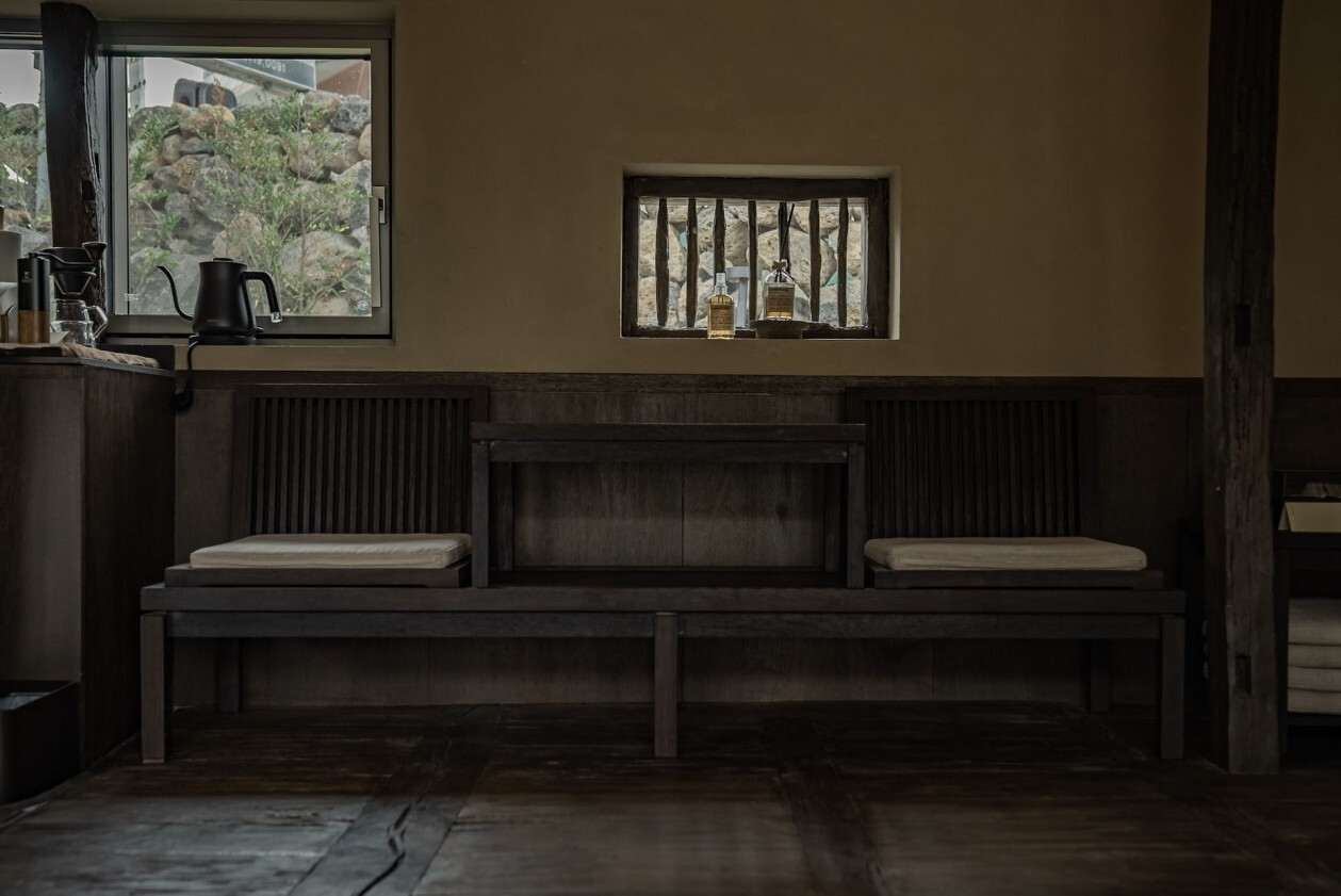 Coastal stone whispers, mud essence naturally formed - The micro-cement atmosphere revolution of the coastal guesthouses on Jeju Island 