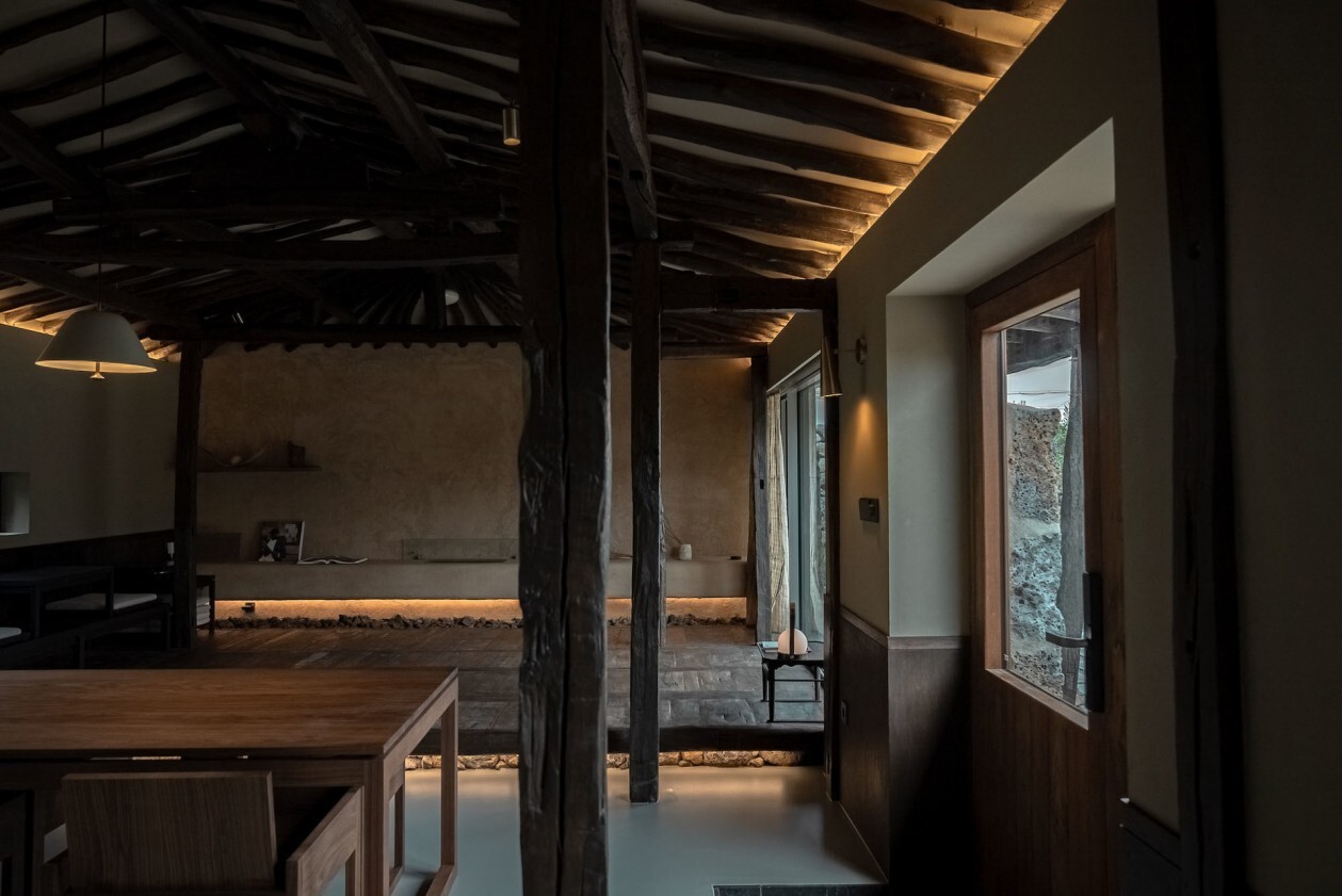 Coastal stone whispers, mud essence naturally formed - The micro-cement atmosphere revolution of the coastal guesthouses on Jeju Island 