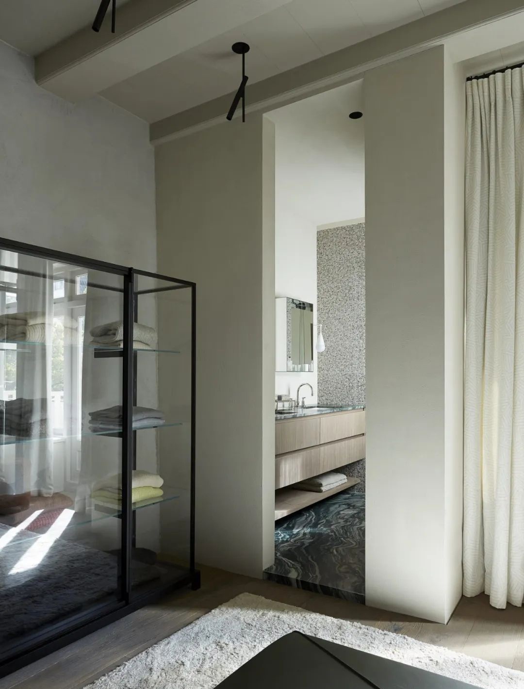 Micro-cement application cases in European villas: Nordic style meets Wabi-Sabi, elegance blossoms in the simplicity and coldness. 