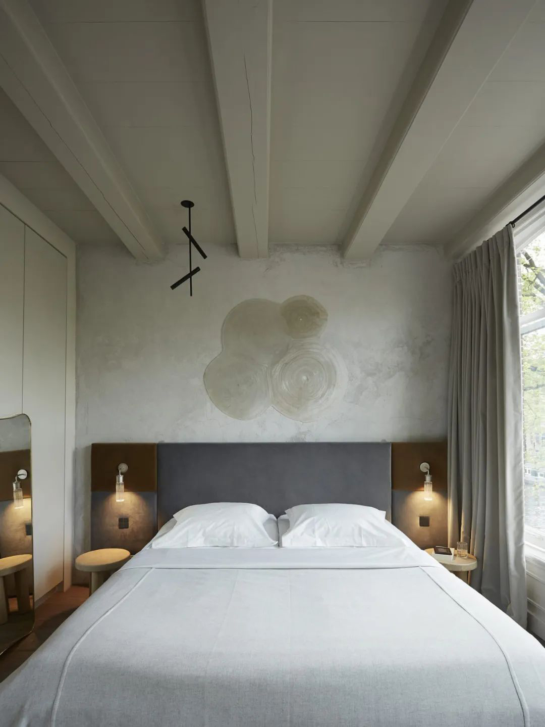 Micro-cement application cases in European villas: Nordic style meets Wabi-Sabi, elegance blossoms in the simplicity and coldness. 