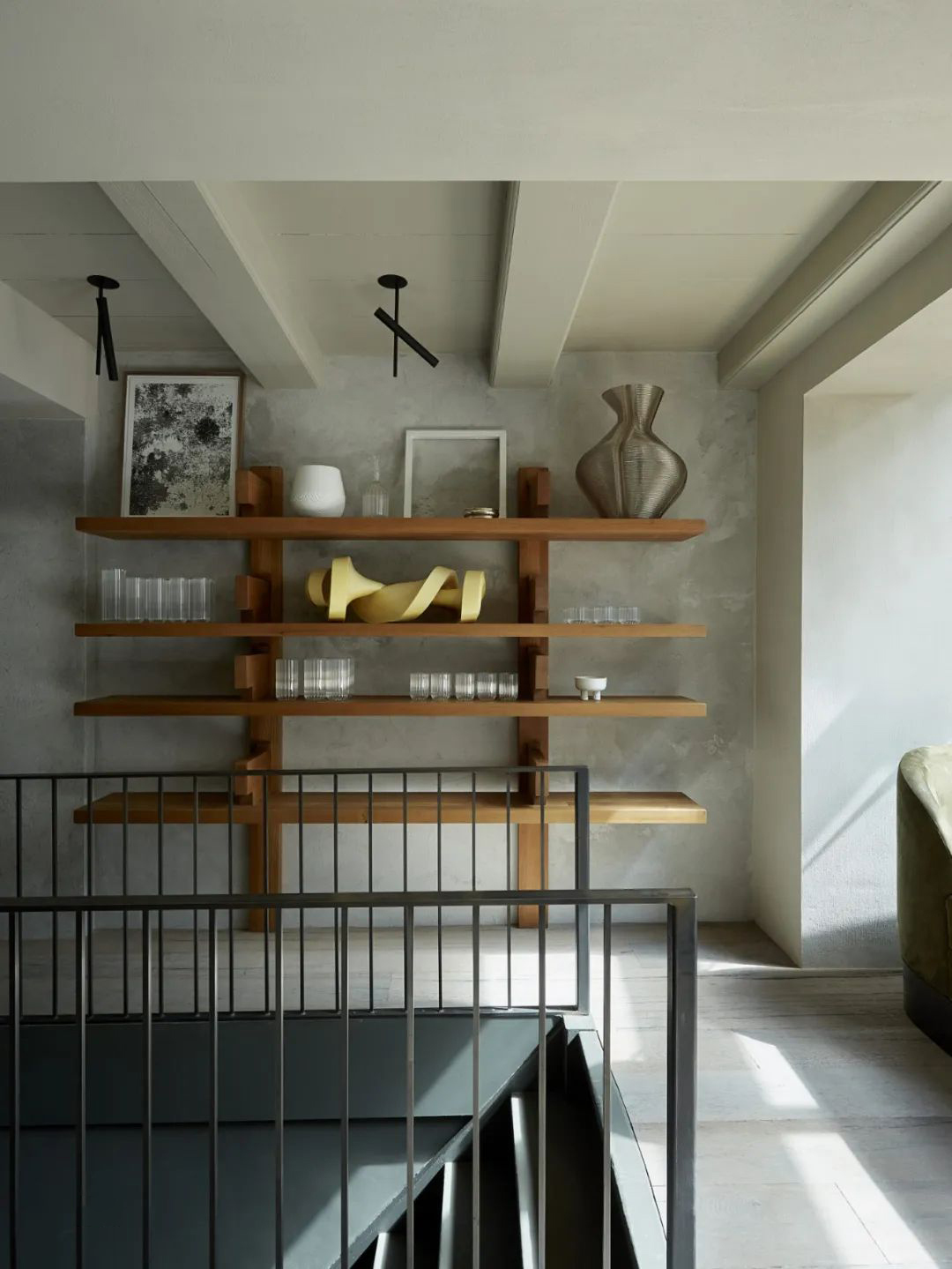 Micro-cement application cases in European villas: Nordic style meets Wabi-Sabi, elegance blossoms in the simplicity and coldness. 