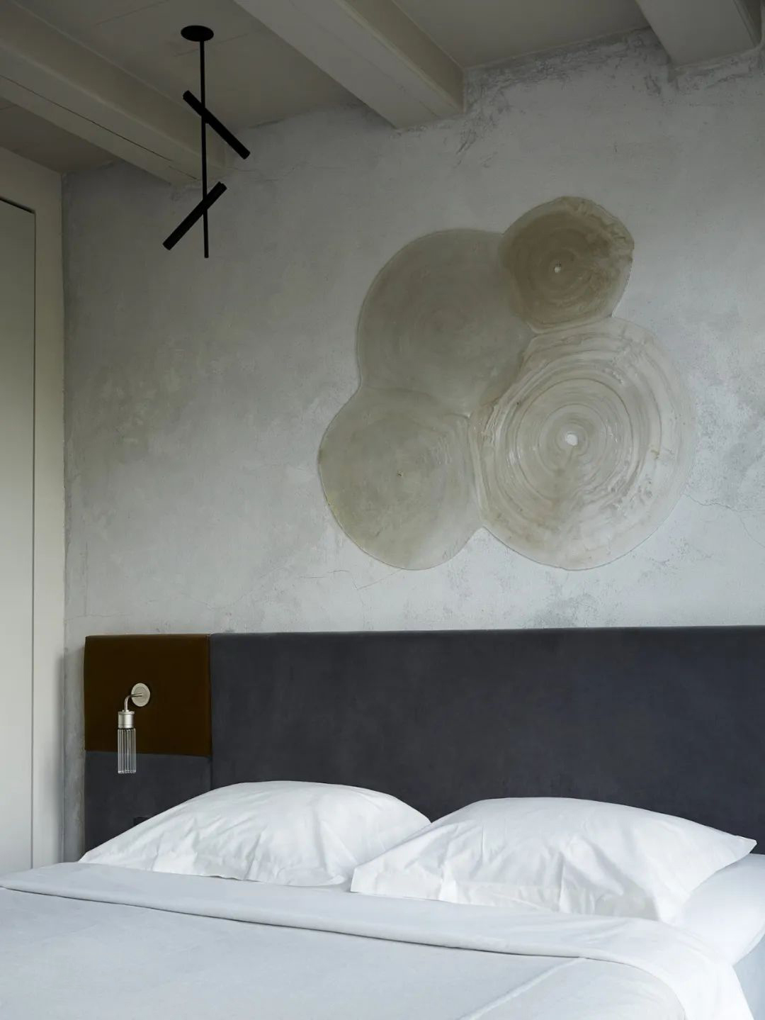 Micro-cement application cases in European villas: Nordic style meets Wabi-Sabi, elegance blossoms in the simplicity and coldness. 