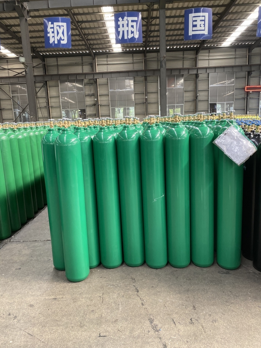 Welding Gas Tanks, Empty and Full Welding Gas Cylinders