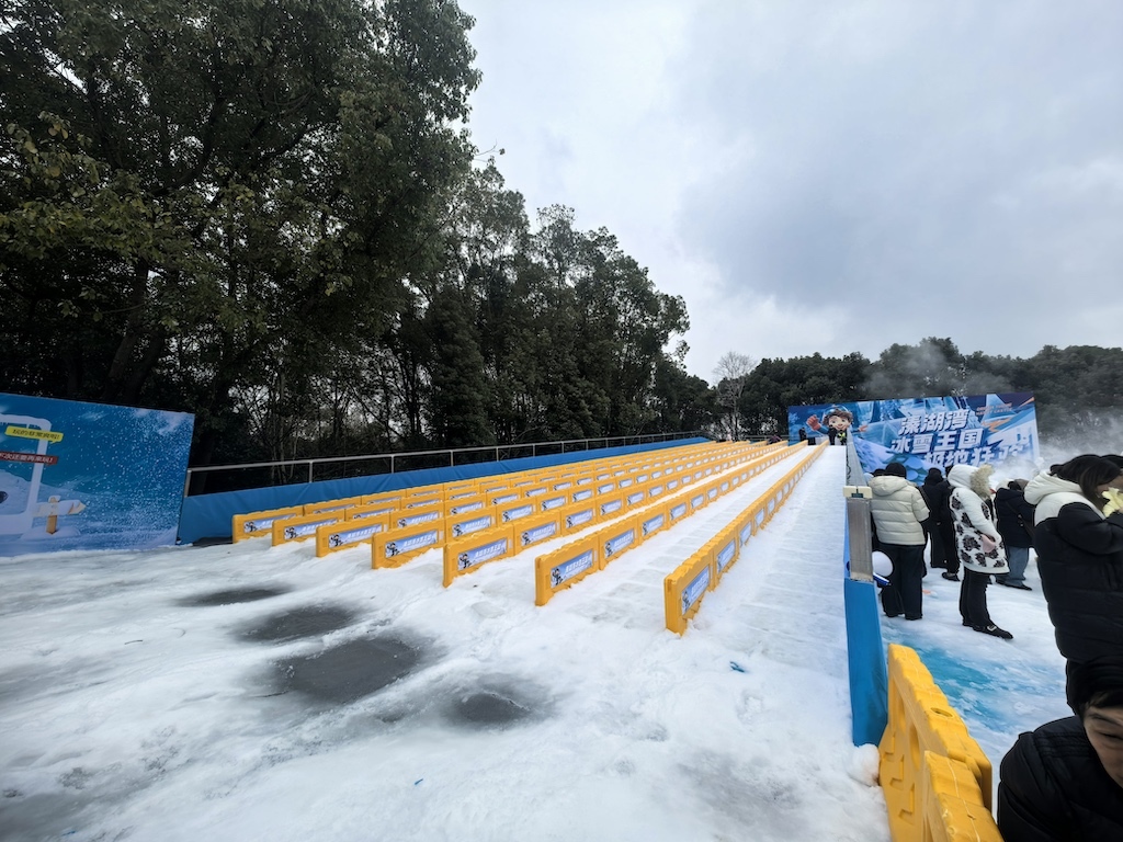 Snow Falling Machine Snow Falling Machines: Creating Realistic Snow Experiences for Modern ...