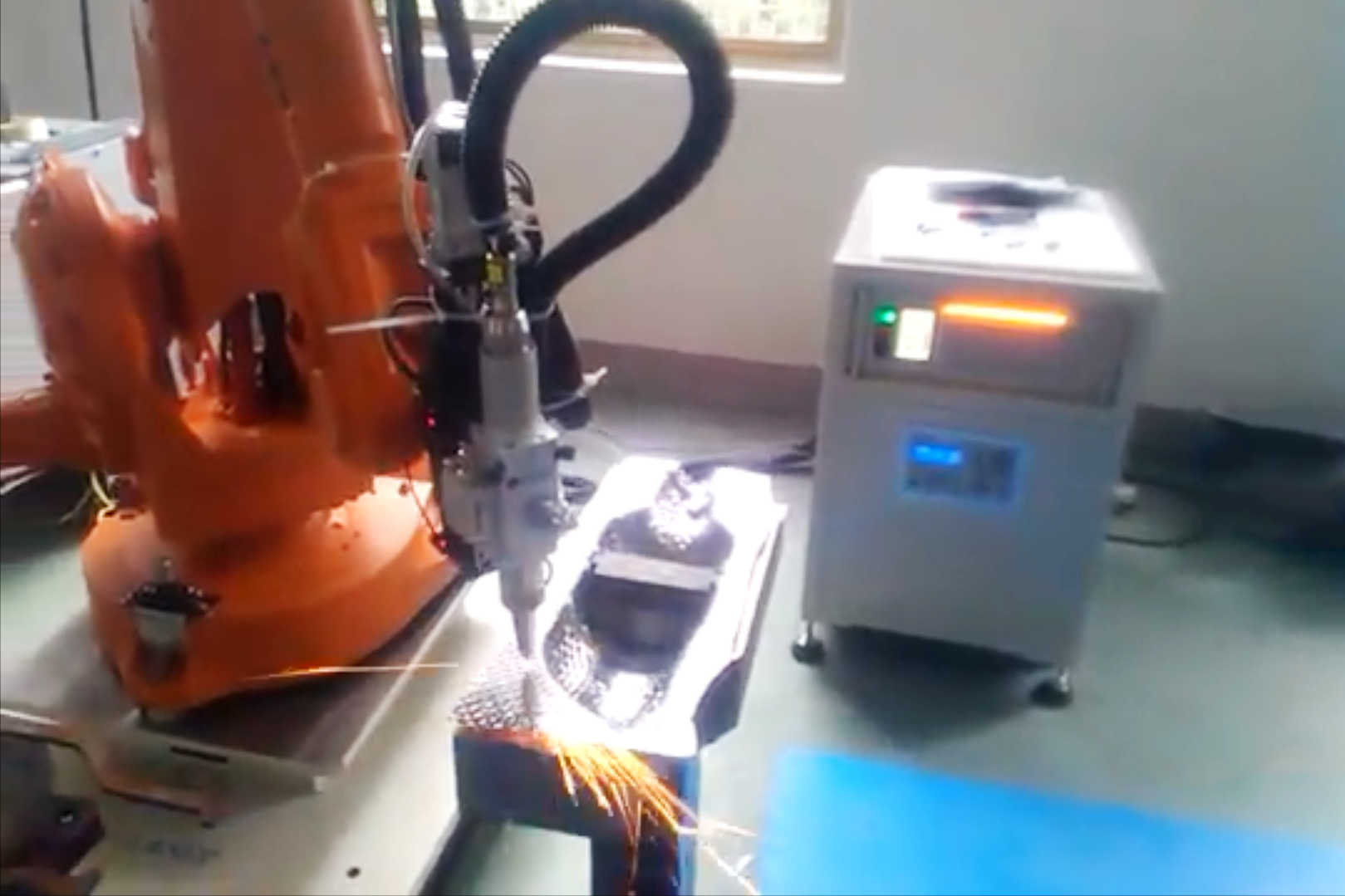 Automation Lazer Cutter for Helmet 2000W 3000W 6 Axis Robot fiber laser cutting machine  