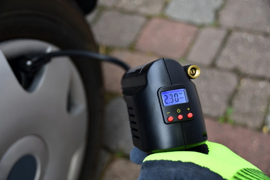 Let's talk about how to fix the tire pressure warning light today.