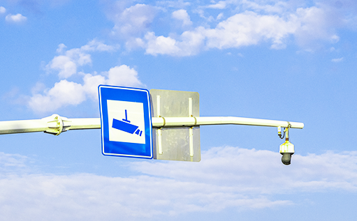 Why do speed measuring devices rarely make errors in capturing speeding violations?