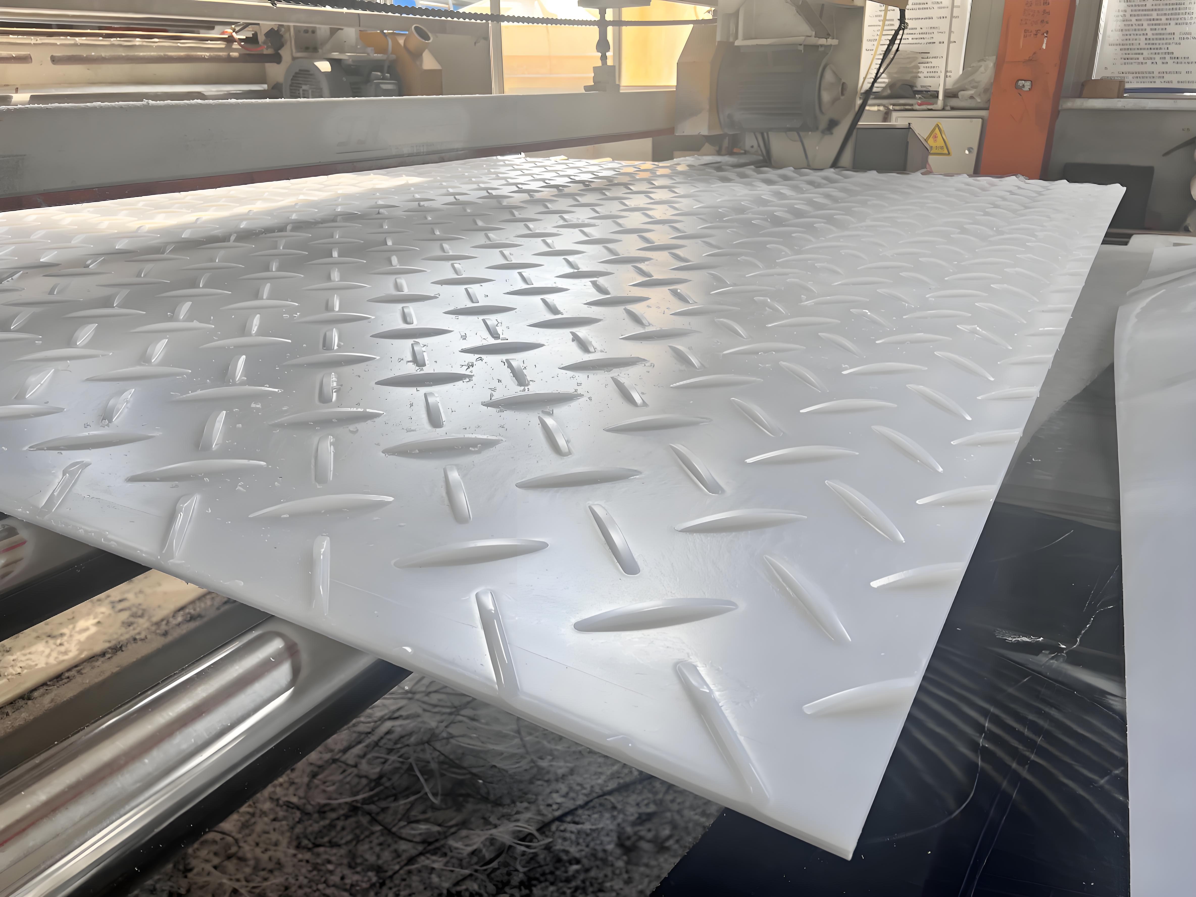 PE paving board extruder