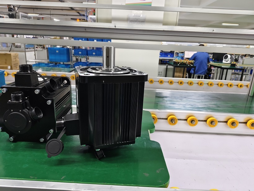 Protection against accelerated servo motor bearing wear in dusty ...