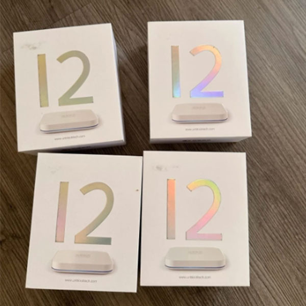 家族でUBOX12を使ってテレビ番組を楽しむリビングシーン