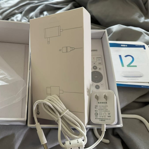 UBOX12付属リモコンと本体のデザイン詳細